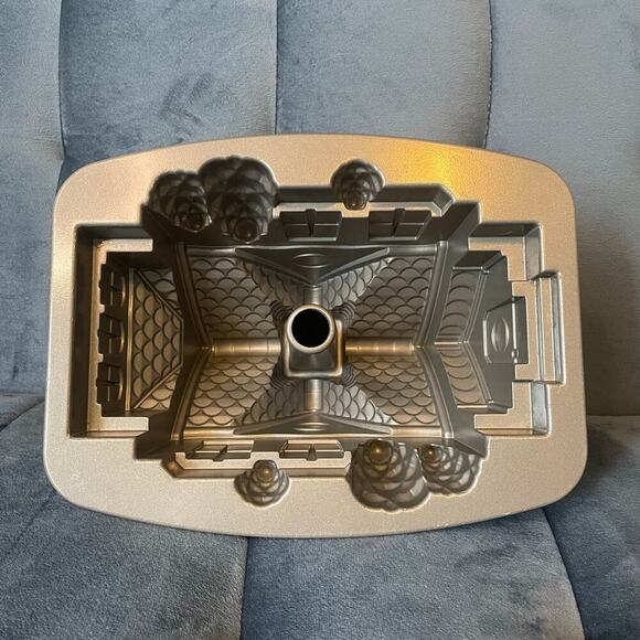 Nordic Ware Gingerbread House Heavy Duty Cake Mold Christmas Cottage Bundt - Picture 10 of 12